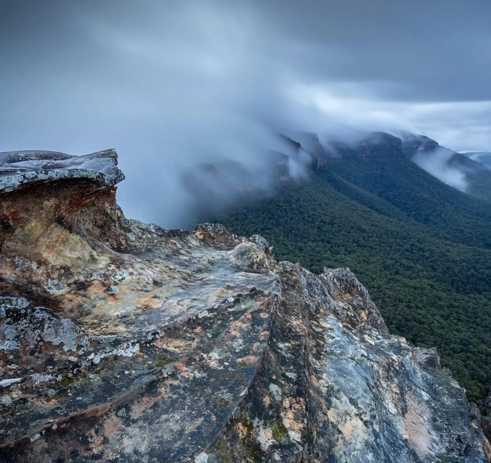 Narrow Neck Plateau – Offers excellent hiking trails and scenic views